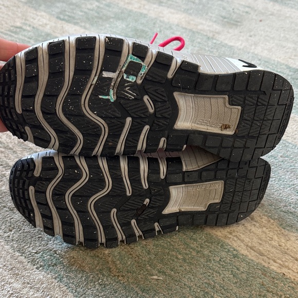 Nike Women's metcon Fuchsia Sneakers - Picture 5 of 5